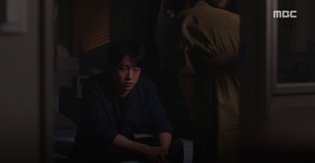 Dọa sẽ bóc phốt nếu không tránh xa Han Ji Min, Jung Hae In dằn mặt tình địch cực gắt trong tập 15 Đêm Xuân - Ảnh 2.