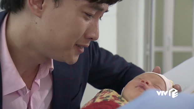Trường đoạn đẹp nhất cho đến nay của Về Nhà Đi Con là khi cu Bon con Thư - Vũ chào đời! - Ảnh 12.