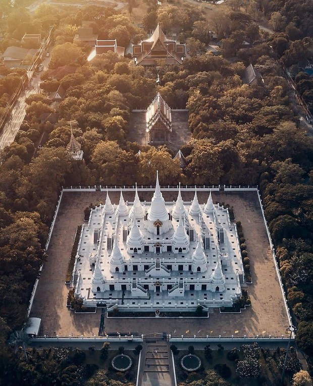 Không tin vào mắt mình ngôi đền được canh giữ bởi “cá khổng lồ” đẹp hệt cổ tích đang “gây bão” Thái Lan - Ảnh 4.