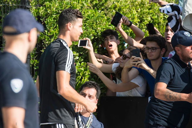 Hot như Ronaldo: Đến khám sức khỏe thôi cũng được fan ùn ùn kéo đến xem, tới tấp xin chữ ký - Ảnh 2.