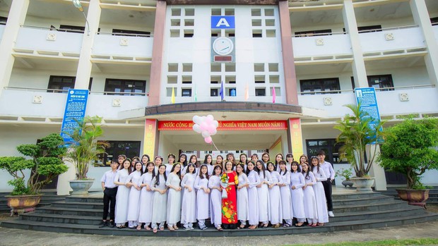 Hơn cả một học sinh giỏi: Vượt qua nỗi đau mất mẹ, nữ sinh Quảng Nam vươn lên đạt điểm văn cao nhất cả nước trong kỳ thi THPT Quốc gia 2019 - Ảnh 4.