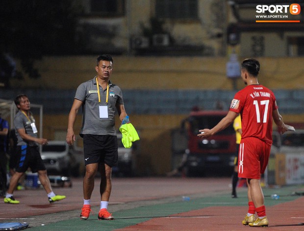 Văn Thanh không hài lòng, phản ứng với ban huấn luyện khi bị thay ra giữa trận gặp Hà Nội FC - Ảnh 9.