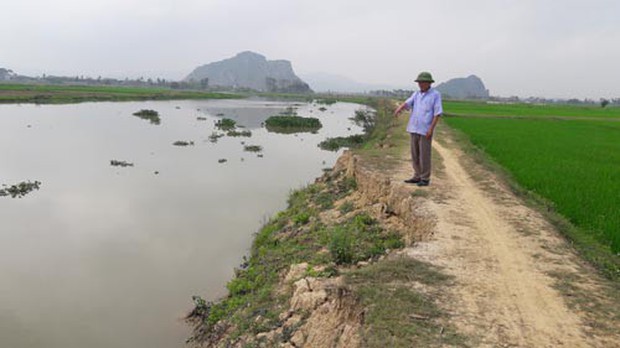 Thi thể nam thanh niên với nhiều vết chém nghi bị sát hại ném xuống sông - Ảnh 2.