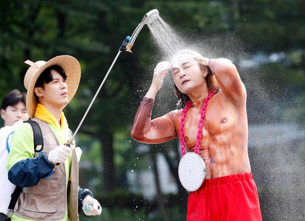 Baekhyun thắng ca sĩ bị nghi gian lận cũng không hot bằng màn tắm gội trên đường đi làm của bộ đôi chiêu trò này - Ảnh 2.