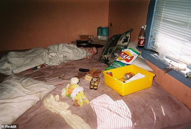 Tuổi thơ của cô gái trẻ có mẹ nghiện ngập gây xúc động mạnh: Nằm trên giường đầy kim tiêm, sống trong căn nhà hệt như bãi rác - Ảnh 1.