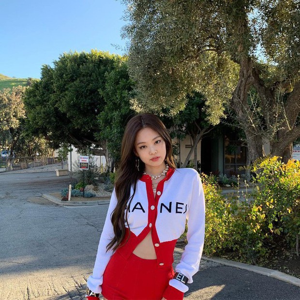 Cùng 1 lối diện áo lửng hờ hững, Ngọc Trinh và Jennie tạo nên cuộc so kè vóc dáng khó phân định - Ảnh 5.