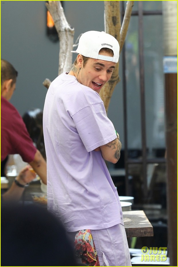 There are young men who are both mischievous and messy like Justin Bieber: Even on the street, he has to pinch his wife's butt before she accepts it - Photo 3.
