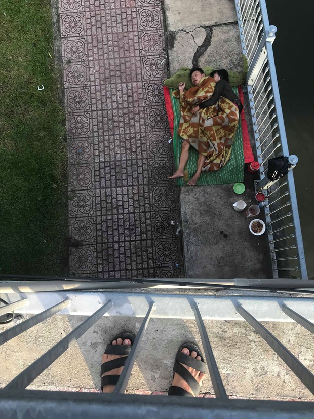 Tác giả bức ảnh 2 vợ chồng vô gia cư ôm nhau ngủ dưới chân cầu ở Sài Gòn: Có lẽ mình sẽ quay lại đó gặp họ - Ảnh 3.