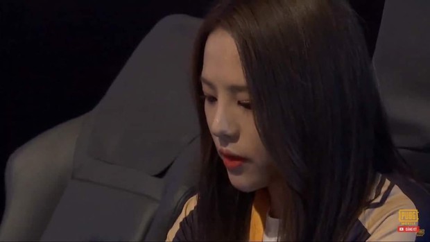 Ngắm nét đẹp nữ game thủ duy nhất tại PMCO PRELIMS 2019 - Ngỡ như idol Hàn debut chơi game! - Ảnh 3. Nét đẹp nữ game thủ duy nhất tại PMCO PRELIMS 2019