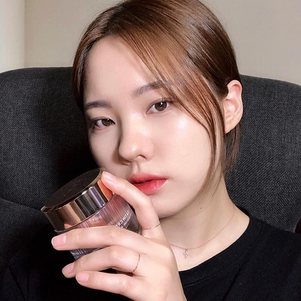 Makeup bóng mướt để chụp selfie ảo như các beauty blogger chẳng hề khó nếu bạn nắm được 5 bí kíp đơn giản - Ảnh 1.