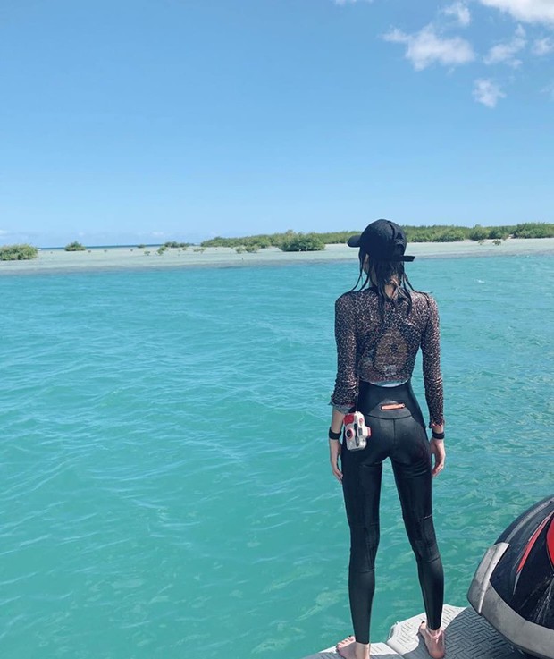 “Bão” Instagram với chùm ảnh khoe body nóng bỏng, nhưng fan lại thắc mắc Lisa làm kiểu gì mà có thể... ngồi và nằm giữa biển thế? - Ảnh 11.
