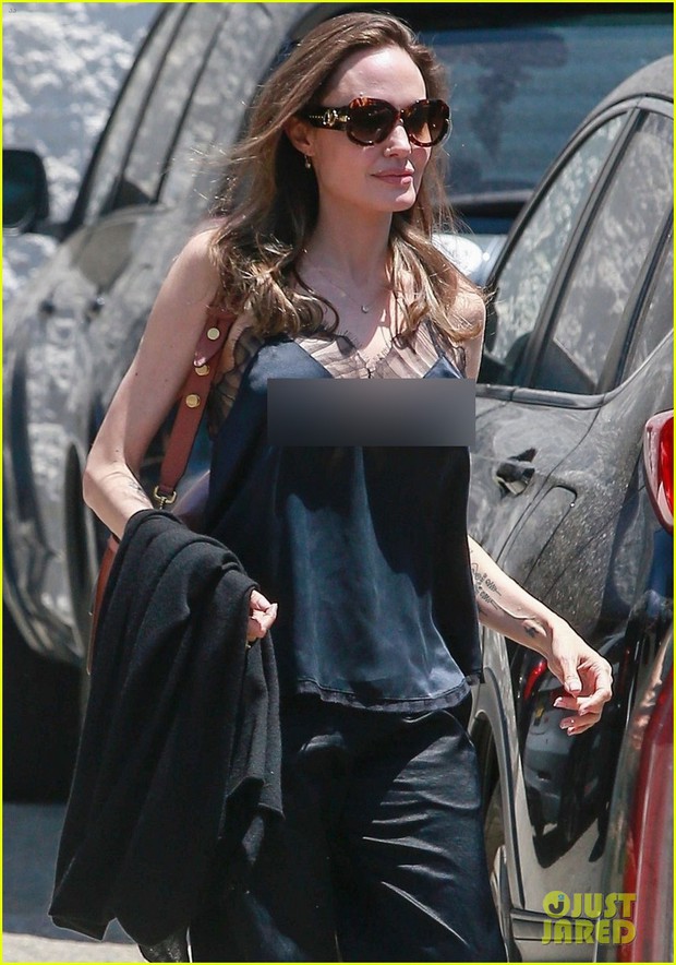 Angelina Jolie tự tin gia nhập hội thả rông, nhưng nhìn đến cánh tay gầy trơ cả xương mới sốc - Ảnh 2. Angelina Jolie tự tin gia nhập hội thả rông, nhưng nhìn đến cánh tay gầy trơ cả xương mới sốc - Ảnh 2.