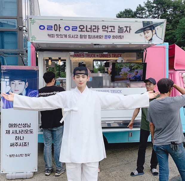 [K-Drama]: Jungkook (BTS) give a cafe truck to support the new drama of Cha Eun Woo