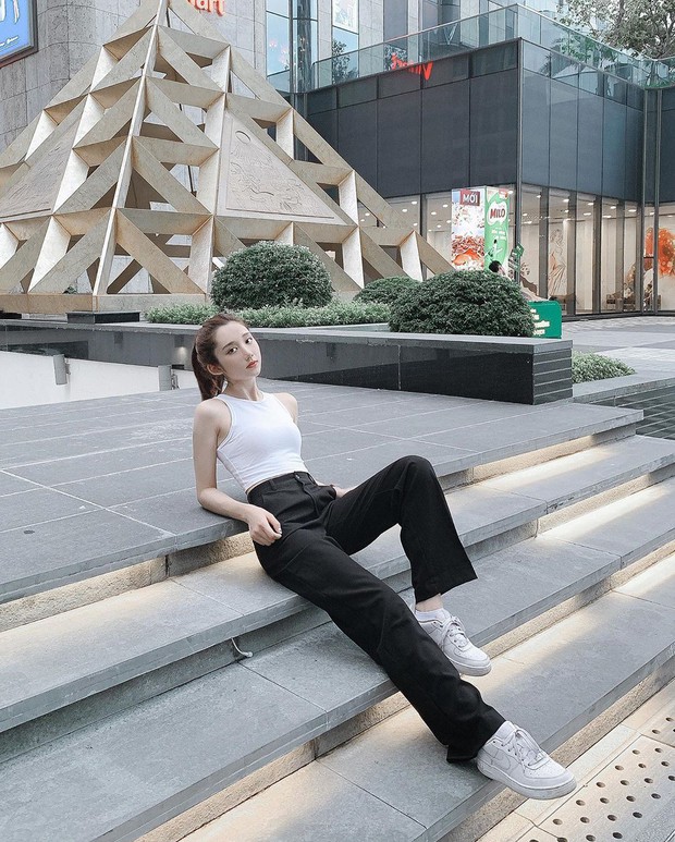 Instagram #OOTD tuần qua: toàn công thức tôn chân nịnh dáng nhưng thú vị nhất là dép đi mưa cũng cool không kém sneaker - Ảnh 3.