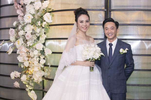 Váy cưới chính thức chưa tiết lộ, chỉ riêng váy đón khách của Đàm Thu Trang cũng khiến dân tình ngất ngây - Ảnh 1.