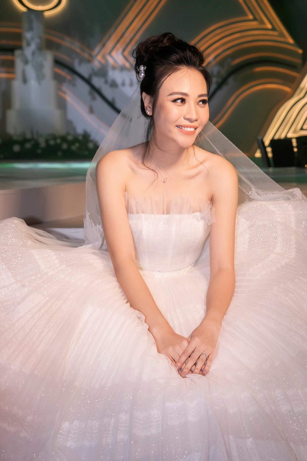 Váy cưới chính thức chưa tiết lộ, chỉ riêng váy đón khách của Đàm Thu Trang cũng khiến dân tình ngất ngây - Ảnh 3.