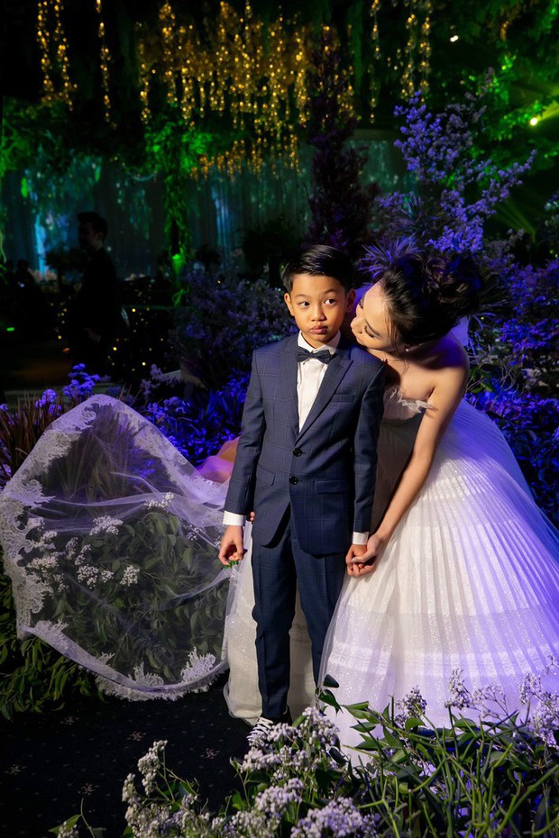 Váy cưới chính thức chưa tiết lộ, chỉ riêng váy đón khách của Đàm Thu Trang cũng khiến dân tình ngất ngây - Ảnh 4.