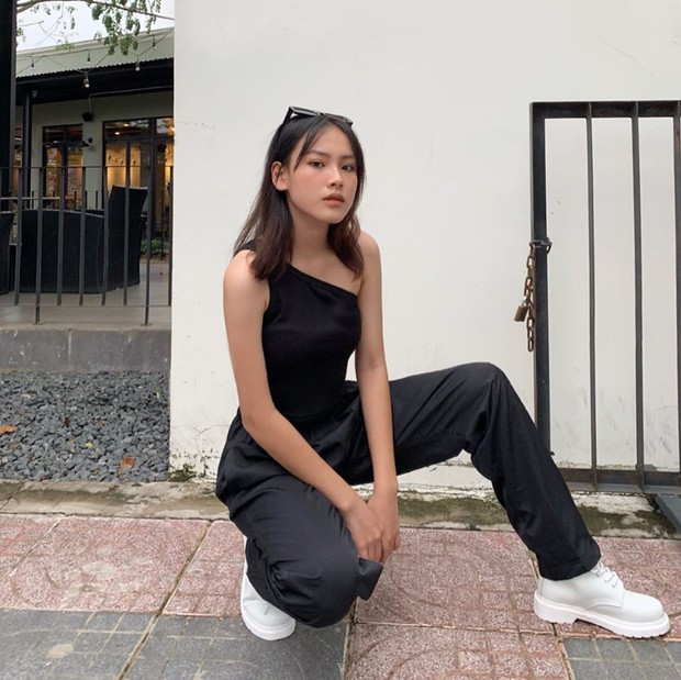 Instagram #OOTD tuần qua: toàn công thức tôn chân nịnh dáng nhưng thú vị nhất là dép đi mưa cũng cool không kém sneaker - Ảnh 6.