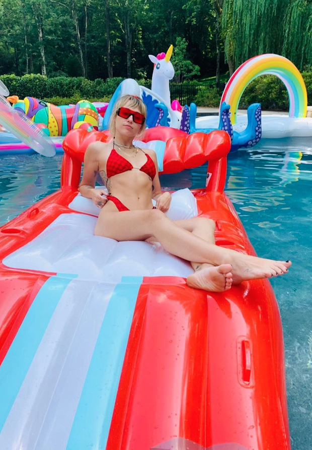 Diện bikini đỏ rực khoe body cực nóng bỏng đốt mắt fan, Miley Cyrus tự nhận luôn là “hot girl” khiến fan thích thú - Ảnh 2.