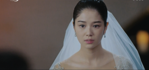 Sau cơn ghen nổ mắt vì crush bồng bế gái lạ, CEO IU đã kịp ngăn Yeo Jin Goo kết hôn ma nữ ngay tập 5 Hotel Del Luna - Ảnh 17.