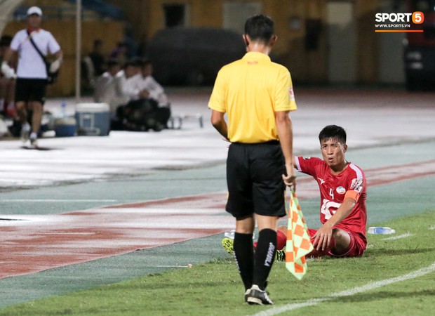 Bùi Tiến Dũng bị tát kín, mang gương mặt đáng thương phàn nàn với trọng tài ở V.League - Ảnh 2.