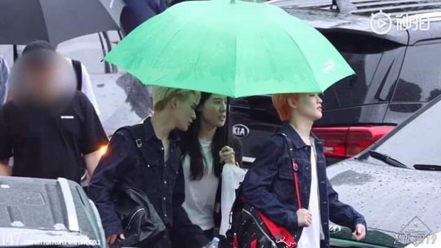 Phẫn nộ vụ idol Trung Quốc của NCT bị bỏ rơi giữa trời mưa vì không còn chỗ trên xe, hàng trăm fan gây áp lực lên SM - Ảnh 3.