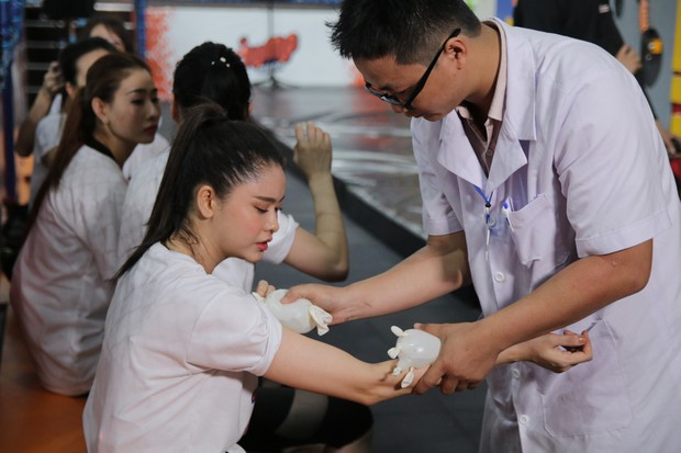 Mỹ nhân hành động: Trương Quỳnh Anh bật cười lớn khi thấy Tim, nhăn mặt đau đớn khi liên tục gặp sự cố - Ảnh 8. Mỹ nhân hành động: Trương Quỳnh Anh bật cười lớn khi thấy Tim, nhăn mặt đau đớn khi liên tục gặp sự cố - Ảnh 8.