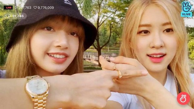 Đi du lịch chỉ khao khát có được người bạn chụp hình có tâm như Lisa và Rosé (BLACKPINK), “lăn lê bò toài” hết mình vì ảnh đẹp! - Ảnh 2.