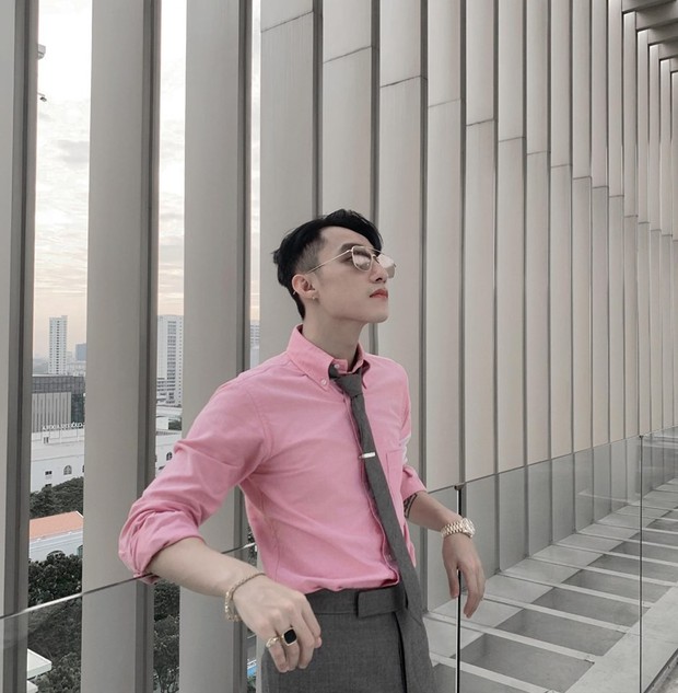 Diện sơ mi, đeo cà vạt bảnh bao lại khoe góc nghiêng không chê vào đâu được, Chủ tịch Sơn Tùng M-TP muốn fan sống sao? - Ảnh 2.