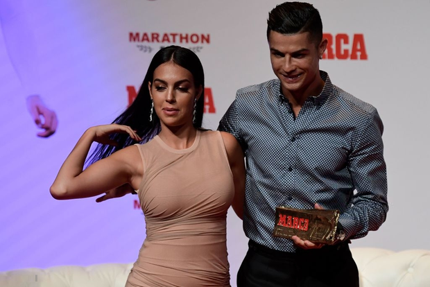 Hot: Lộ bụng to bất thường khi mặc váy bó, bạn gái Ronaldo đang mang bầu lần thứ 2? - Ảnh 5.