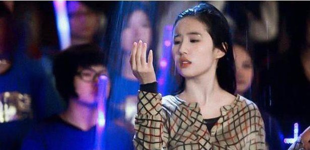 Thử thách nhan sắc dưới mưa của dàn sao Cbiz: Người đẹp đến nao lòng, kẻ nhếch nhác với mái tóc phản chủ - Ảnh 3.