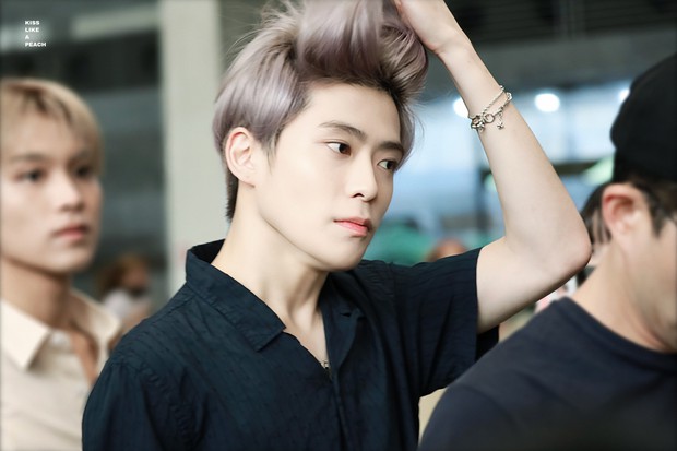 10 nam idol mặt đẹp đến mức được gọi là tượng tạc sống: Quá nhiều trai đẹp SM, nhưng mỹ nam BTS ấn tượng nhất - Ảnh 8.