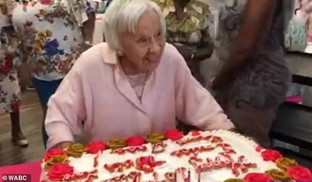 Được hỏi bí kíp sống lâu, cụ bà 107 tuổi bật mí: Không bánh, không nước soda và không đàn ông! - Ảnh 1.
