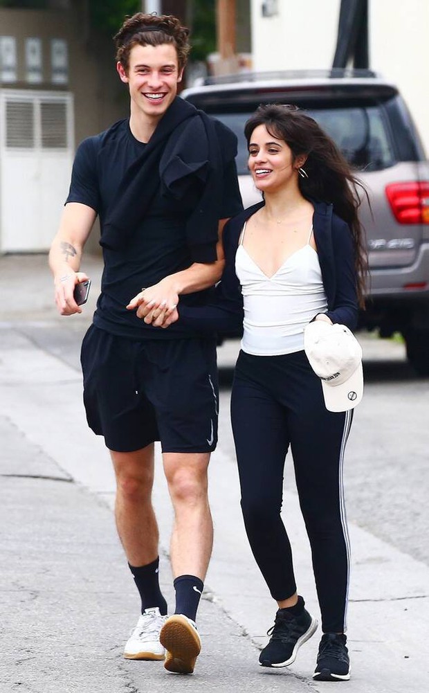Lộ bằng chứng loạt khoảnh khắc tình-bể-bình của Shawn Mendes và Camila Cabello chỉ là chiêu trò PR cho Senorita? - Ảnh 2. Lộ bằng chứng loạt khoảnh khắc tình-bể-bình của Shawn Mendes và Camila Cabello chỉ là chiêu trò PR cho Senorita? - Ảnh 2.