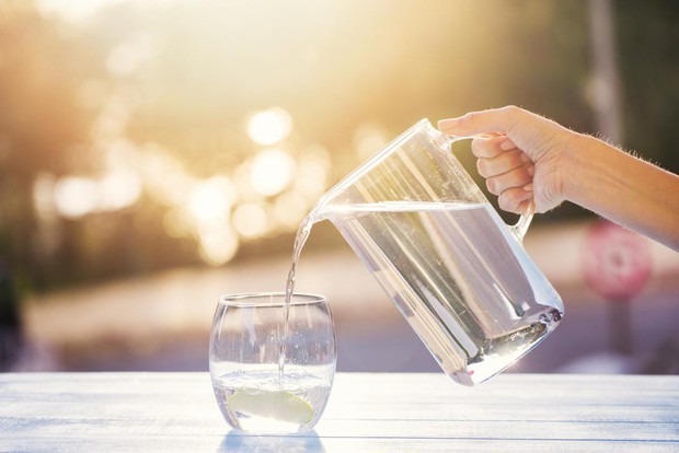 Thay đổi cách thức uống nước để tránh gây tổn hại lượng đường huyết, tim, thận và dạ dày - Ảnh 3.