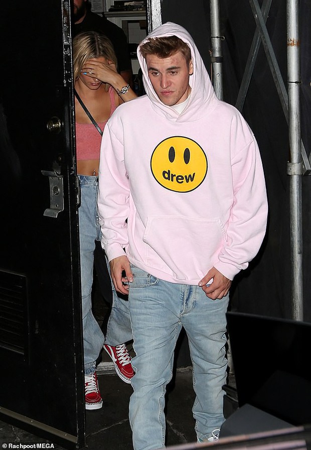 Vợ chồng Justin Bieber cùng Kendall Jenner dự tiệc đêm: Gương mặt đầy mụn của Justin chiếm spotlight của 2 chân dài - Ảnh 1. Vợ chồng Justin Bieber cùng Kendall Jenner dự tiệc đêm: Gương mặt đầy mụn của Justin chiếm spotlight của 2 chân dài - Ảnh 1.