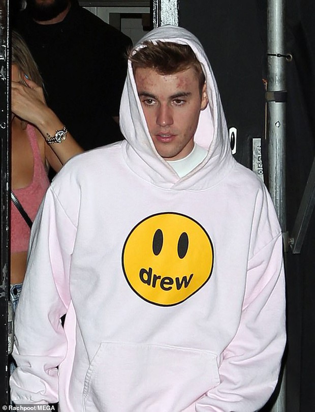 Vợ chồng Justin Bieber cùng Kendall Jenner dự tiệc đêm: Gương mặt đầy mụn của Justin chiếm spotlight của 2 chân dài - Ảnh 2. Vợ chồng Justin Bieber cùng Kendall Jenner dự tiệc đêm: Gương mặt đầy mụn của Justin chiếm spotlight của 2 chân dài - Ảnh 2.