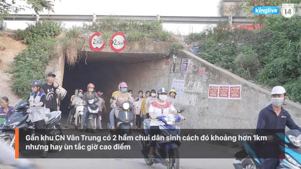Clip: Thót tim cảnh công nhân bất chấp nguy hiểm băng ngang cao tốc Hà Nội - Bắc Giang - Ảnh 4.