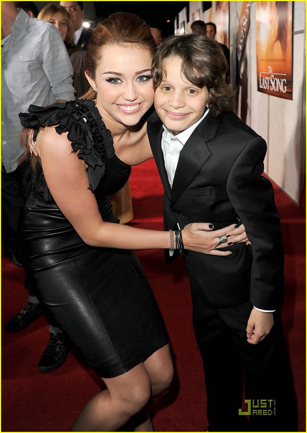 Ai ngờ rằng 1 thập kỷ yêu nhau của Miley Cyrus và Liam Hemsworth lại bắt đầu bằng cách bất ngờ thế này! - Ảnh 3. Ai ngờ rằng 1 thập kỷ yêu nhau của Miley Cyrus và Liam Hemsworth lại bắt đầu bằng cách bất ngờ thế này! - Ảnh 3.
