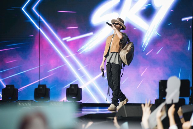 Fan nữ đưa mẹ đến sự kiện Meet&Greet Hà Nội để xin kết hôn, Sơn Tùng M-TP cũng nhiệt tình đáp lời cực dễ thương - Ảnh 5. Fan nữ đưa mẹ đến sự kiện Meet&Greet Hà Nội để xin kết hôn, Sơn Tùng M-TP cũng nhiệt tình đáp lời cực dễ thương - Ảnh 5.