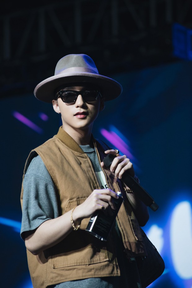 Fan nữ đưa mẹ đến sự kiện Meet&Greet Hà Nội để xin kết hôn, Sơn Tùng M-TP cũng nhiệt tình đáp lời cực dễ thương - Ảnh 4. Fan nữ đưa mẹ đến sự kiện Meet&Greet Hà Nội để xin kết hôn, Sơn Tùng M-TP cũng nhiệt tình đáp lời cực dễ thương - Ảnh 4.