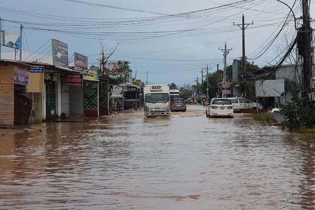 Cuộc sống người dân Phú Quốc bị đảo lộn trong trận lụt lịch sử - Ảnh 1.