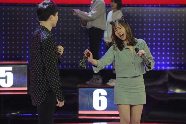 Giọng ải giọng ai: Trấn Thành “nóng mặt” khi Hari Won song ca với trai đẹp - Ảnh 2. Giọng ải giọng ai: Trấn Thành “nóng mặt” khi Hari Won song ca với trai đẹp - Ảnh 2.