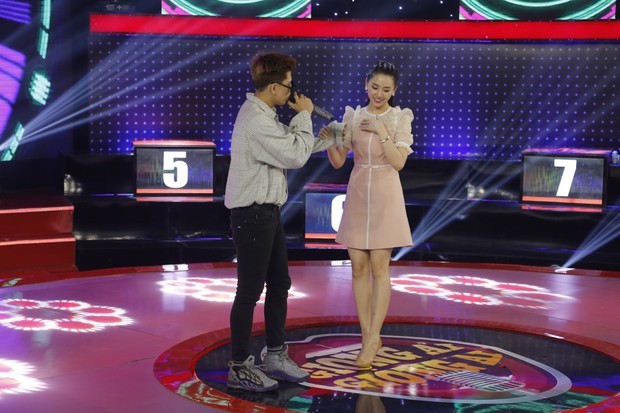 Giọng ải giọng ai: Trấn Thành “nóng mặt” khi Hari Won song ca với trai đẹp - Ảnh 3. Giọng ải giọng ai: Trấn Thành “nóng mặt” khi Hari Won song ca với trai đẹp - Ảnh 3.