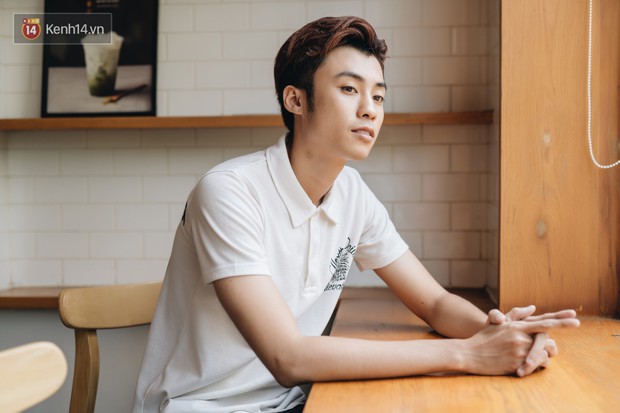 Vương Anh Ole 10 năm sau Bộ tứ 10A8: Ghét bị gọi là hot boy, chưa từng chia sẻ chuyện yêu đương vì cứ nhắc đến là chia tay - Ảnh 1. Vương Anh Ole 10 năm sau Bộ tứ 10A8: Ghét bị gọi là hot boy, chưa từng chia sẻ chuyện yêu đương vì cứ nhắc đến là chia tay - Ảnh 1.