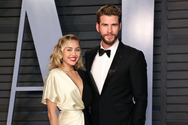 SỐC: Miley Cyrus và Liam Hemsworth xác nhận chia tay sau gần 1 năm kết hôn, và dấu hiệu lại từ chiếc nhẫn cưới - Ảnh 1. SỐC: Miley Cyrus và Liam Hemsworth xác nhận chia tay sau gần 1 năm kết hôn, và dấu hiệu lại từ chiếc nhẫn cưới - Ảnh 1.