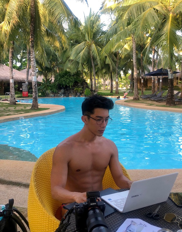 Trai đẹp bị quay lén cảnh lóng ngóng không biết dùng thẻ tàu điện ngầm nhưng khí chất thì không giảm dù chỉ 1mm - Ảnh 5. Trai đẹp bị quay lén cảnh lóng ngóng không biết dùng thẻ tàu điện ngầm nhưng khí chất thì không giảm dù chỉ 1mm - Ảnh 5.