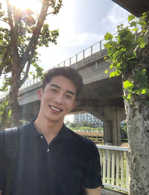 Trai đẹp bị quay lén cảnh lóng ngóng không biết dùng thẻ tàu điện ngầm nhưng khí chất thì không giảm dù chỉ 1mm - Ảnh 3. Trai đẹp bị quay lén cảnh lóng ngóng không biết dùng thẻ tàu điện ngầm nhưng khí chất thì không giảm dù chỉ 1mm - Ảnh 3.