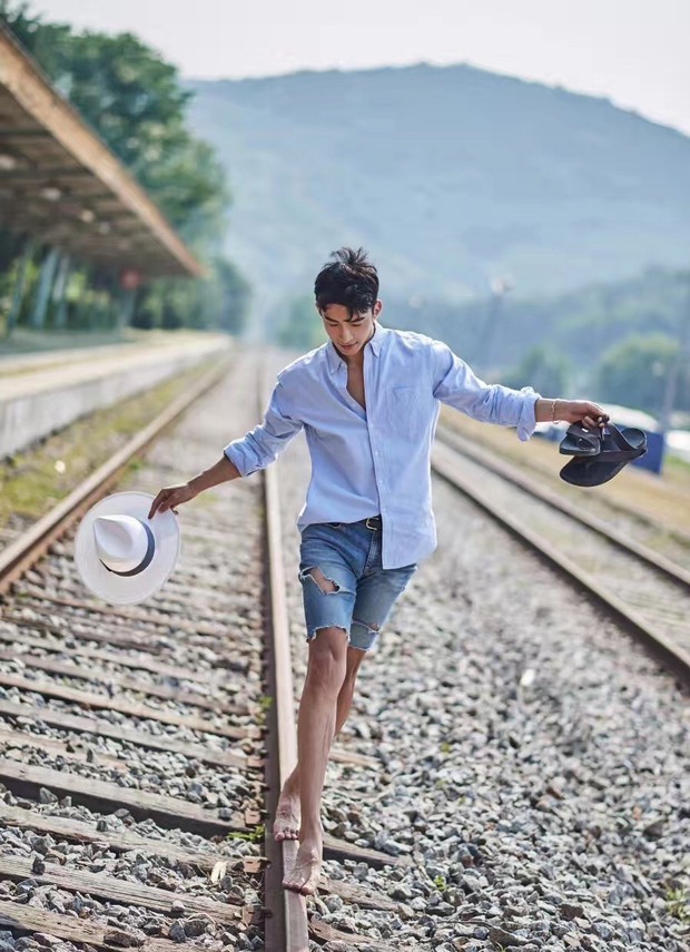 Trai đẹp bị quay lén cảnh lóng ngóng không biết dùng thẻ tàu điện ngầm nhưng khí chất thì không giảm dù chỉ 1mm - Ảnh 8. Trai đẹp bị quay lén cảnh lóng ngóng không biết dùng thẻ tàu điện ngầm nhưng khí chất thì không giảm dù chỉ 1mm - Ảnh 8.