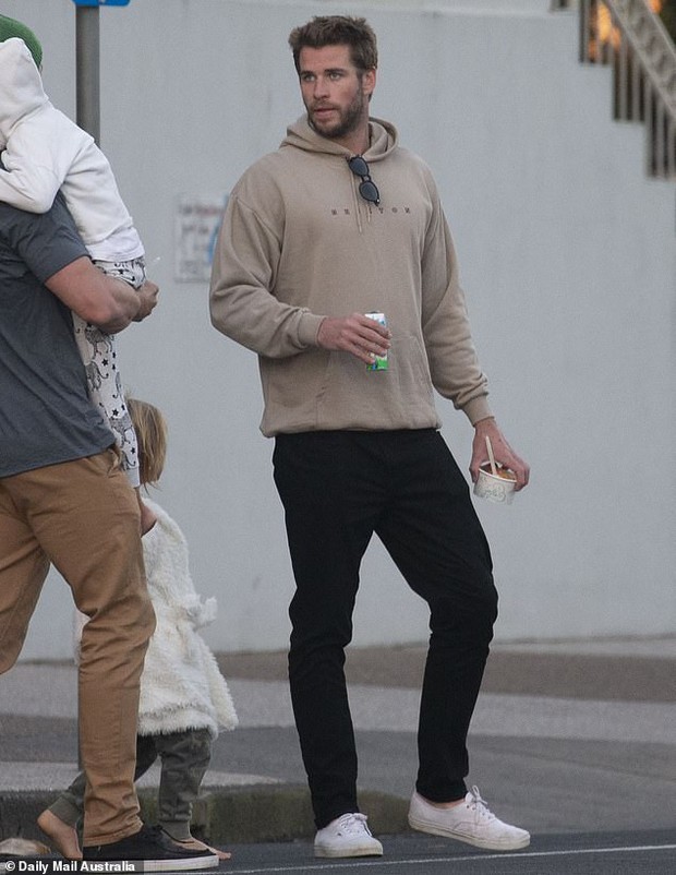 Liam Hemsworth cuối cùng cũng xuất đầu lộ diện hậu chia tay, câu trả lời phỏng vấn báo chí gây chú ý lớn - Ảnh 5. Liam Hemsworth cuối cùng cũng xuất đầu lộ diện hậu chia tay, câu trả lời phỏng vấn báo chí gây chú ý lớn - Ảnh 5.